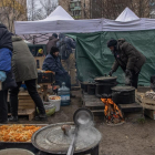 Ucraïnesos en un camp al checkpoint de Kíev.