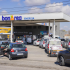 Cola de vehículos ayer por la mañana en la gasolinera BonÀrea del polígono Francolí de Tarragona.