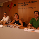 Rafael Ruiz, director adjunt de la Fundació; Montse Vall, directora de la delegació de Tarragona; i David Lozano, coordinador de l'informe.