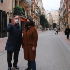 El alcalde de Reus, Carles Pellicer, y la concejala de Urbanismo de Reus, Marina Berasategui, en la calle de Santa Anna.