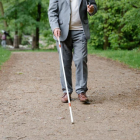 Una persona ciega paseando.