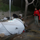 Voluntarios de Cruz Roja atendiendo un sin techo durante la Operación Iglú de Tarragona.