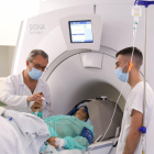 Una intervenció amb el nou aparell d'ultrasons focalitzats d'alta intensitat (HIFU) de l'hospital de Can Ruti.