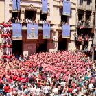 Imatge de la plaça del Blat de Valls, durant l'actuació castellera de la diada de Sant Joan.