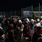 Refugiats ucraïnesos, a la frontera, al municipi de Shehyni, abans d'arribar a l'encreuament per passar a Polònia.