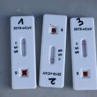 Imatge de tres tests d'antígens.