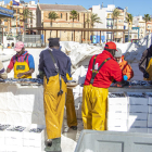 La tripulación del Avi Juanito distingue los ejemplares pescados una vez han llegado a puerto, para ponerlos en cajas y prepararlos para la comercialización.