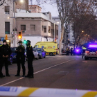 El dispositivo para detener un hombre atrincherado que habría herido dos personas en Barcelona desde el cordón policial.