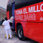 Una usuària accedint al bus de vacunació del Banc de Sang a Alcanar.