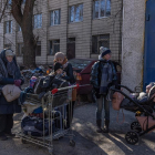 Residentes de Kyiv esperando a ser evacuados.