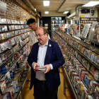 Miquel Iceta visita una tienda de discos en Barcelona, un establecimiento inclós en el Bono Cultural Joven.
