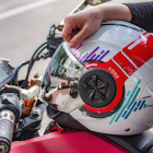 La Guardia Urbana recuerda que el casco para ir en moto tiene que ser homologado.