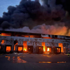 Incendi en un magatzem a Kíiv, a causa d'un bombardeig de l'exèrcit rus.