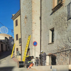 Varios operarios trabajando en la instalación de la fibra óptica en la calle Sant Jaume.