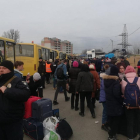 Ciutadans abandonant Kíiv aprofitant un dels corredors humanitaris.