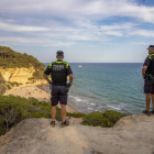 Dos agents vigilant la zona de la Marquesa.