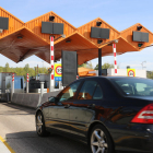 Plano general de un vehículo en el peaje de la C-33 en Mollet del Vallès.