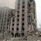 Un edifici destruït pels bombardejos a Txernihiv, al nord de Kíiv.