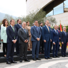 Foto de familia del rey Felipe VI, el presidente Pedro Sánchez y los mandatarios autonómicos en la Conferencia de Presidentes con la ausencia de Pere Aragonès.