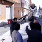 Plano general de la visita de los responsables municipales en las obras de urbanización de la calle Dos de Maig de Amposta.