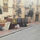 Contenedores con desechos y bolsas fuera en la calle de l'Estel, esta semana.