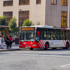 Imagen de archivo de un autobús de la EMT en una de las paradas de la plaza Imperial Tarraco.