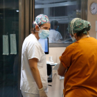 Profesionales sanitarias trabajando en el UCI de Vall d'Hebron atendiendo pacientes ingresados por covid.