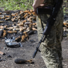 Un soldado ucraniano observa decenas de minas desarmadas después de que el ejército ruso dejara la población de Mala Rohan.