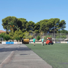 Imatge de les obres de renovació de la gespa artificial de l'estadi de Vila-seca.