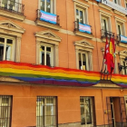 Imatge de les banderes LGTBI a l'edifici de grups de l'Ajuntament de Madrid.