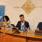 El presidente de la ACM, Lluís Soler, con Rosa Maria Abelló y Sergi Pedret, presidenta y vicepresidente del Consell Comarcal.