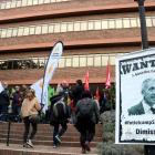 Concentración de los sindicatos en las puertas del Departament d'Educació, con una pancarta pidiendo la dimisión del conseller.