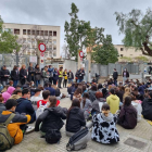 Alumnes i professors han fet una sentada davant la porta d'accés al centre.