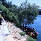 Operativo de búsqueda de los bomberos y los mossos buscando el cuerpo del joven desaparecido en el Ebe, en Benissanet, al punto dónde se tiró en el río para bañárse.