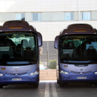 Imagen de archivo de dos autocares de transporte de viajeros.