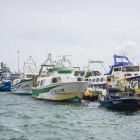 Las barcas se quedaron ayer amarradas en el muelle de pescadores, protestando por los precios.