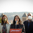 Inés Arrimadas, con Carlos Carrizosa y Luz Guilarte, en rueda de prensa en Barcelona el 18 de diciembre del 2021.