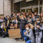 En Tarragona, los docentes se han concentrado delante de los Servicios Territoriales de Educació.