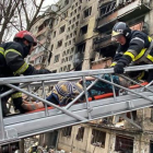 Los bomberos de Kiev trabajan en la evacuación de supervivientes después de un bombardeo ruso en un edificio residencial del barrio de Oblonsky.