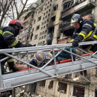 Els bombers de Kíev treballen a l'evacuació de supervivents després d'un bombardeig rus en un edifici residencial del barri d'Oblonsky.