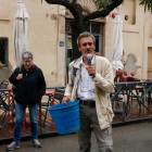 Andreu Escolà dice que la Comunidad de Regantes lo denuncia miedo una foto donde él aparece cono una réplica de la placa robada