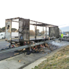 Imagen del camión completamente quemado al AP-7.