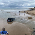 Un cotxe va arribar a la platja Llarga pel fort torrent d'aigua.