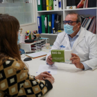 El doctor Javier Santos, director de l'estudi que aplicarà el test Raid-Dx, el mostra a una pacient.