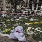 Un edificio de apartamentos destruido por misiles rusos en Járkov, Ucrania.
