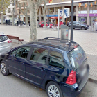 Imagen de uno aparcamientos en zona azul en la Rambla del Vendrell.