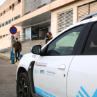 Un vehículo sanitario aparcado en la entrada del Hospital Verge de la Cinta de Tortosa.