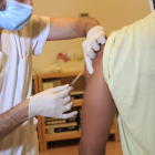 Una de las personas que ha recibido una vacuna por la viruela del mono en Cataluña.