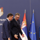 El president espanyol i el president serbi sortint de la conferència de premsa que han ofert a Belgrad.