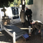 Momento en que se instaló la placa en la tumba, con la presencia de los concejales Nuria Ortiz y Frederic Escoda.